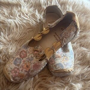 ROVERS Women's Yellow Floral Flats